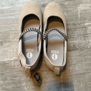 Flats they say 9 I would say they are 8 1/2